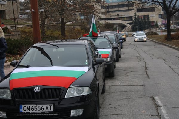 Стотици автомобили излязоха в Смолян на протест срещу цените на горивата СНИМКИ: Валентин Хаджиев