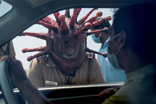 Полицай в Индия плаши хората, които отказват да останат у дома с коронавирусен шлем! /СНИМКИ/