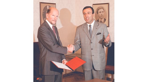 15 юли 2001 г. - президентът Петър Стоянов връчва мандат на Симеон за съставяне на правителство.