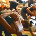 Все повече международни компании плащат за курсове по йога и медитация на служителите си, за да повишат тяхната производителност.