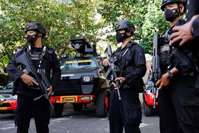 Полицейски служители охраняват мястото на срещата на външните министри на Г-20 на о. Бали в Индонезия. СНИМКА: РОЙТЕРС