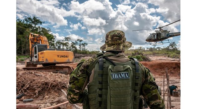 Хеликоптер на бразилската Агенция по околната среда патрулира по време на операция срещу незаконния добив на злато в нелегална мина на територията Яномами, в сърцето на тропическите гори на Амазонка, щата Рорайма, Бразилия, 17 април 2016 г.
СНИМКИ: РОЙТЕРС