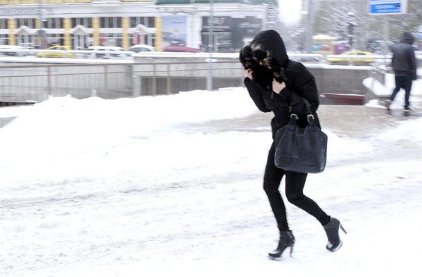 Софиянка се опитва да върви в снежната виелица.
СНИМКА: ДЕСИСЛАВА КУЛЕЛИЕВА