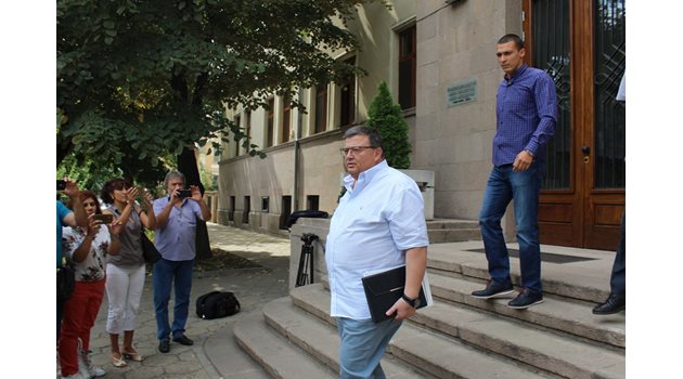 Главният прокурор Сотир Цацаров излиза от съдебната палата в Пазарджик, за да се срещне с очакващите го журналисти.
