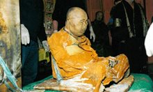Живи монаси се самомуфицират, за да помагат от Рая на хората. Последният умрял по този начин го прави нелегално през 1903 г.