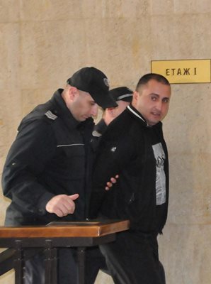 Румен Янакиев влиза под конвой в Бургаския районен съд. Снимка:Елена Фотева
