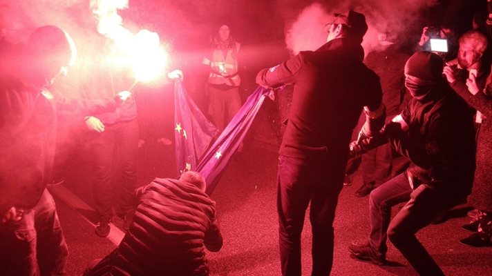Участници в шествието за независимост горят знамето на ЕС. Крайнодясната “Общополска младеж” написа под кадъра: “Тълпата скандира: Долу ЕС!”