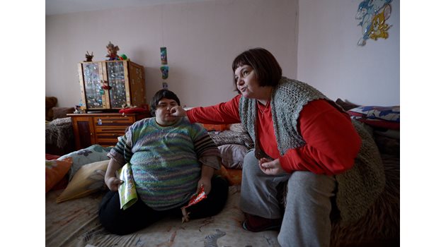 Рени Григорова се грижи за сина си Стефан, който е с множество увреждания.