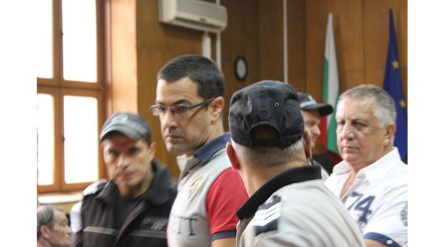 Фернандо Кастро (с очилата) и Васил Атанасов пред съда