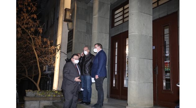 Половин час преди пристигането на камиона с ваксините здравният министър Костадин Ангелов и проф. Красимир Гогов ги очакваха пред "Булбио"