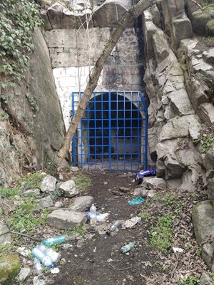 Това е един от входовете на бомбоубежището на бившия ресторант "Пещерата" в подножието на Джамбаз тепе. 