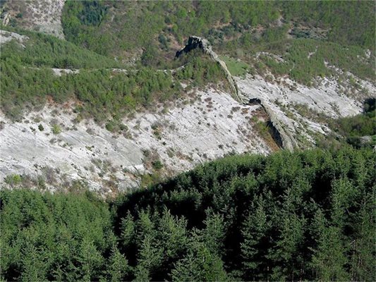 Скалният феномен се извисява на 1200 м височина в Родопите.