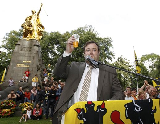 Барт де Вевер, лидерът на сепаратисткия Нов фламандски съюз, пие бира пред свои симпатизанти. Той е сред хората, които искат Фландрия да се отдели от Белгия.
СНИМКИ: РОЙТЕРС И АРХИВ