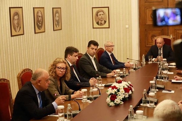 Nikolay Denkov, Kiril Petkov, Bozhidar Bojanov, Kristina Petkova and Atanas Atanasov from PP-DB at the meeting with the President