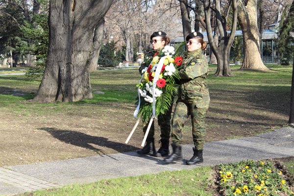 На паметника бяха поднесени венци и цветя.