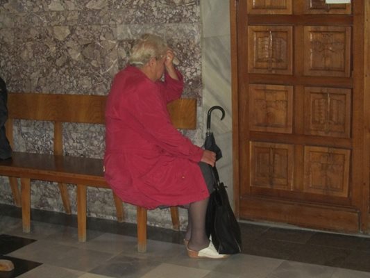 Стефанка остана безмълвна и кри лицето си от журналистите по време на делото. Снимка: Дима максимова