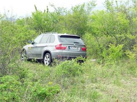 Откраднатият румънски джип, в който бе открит застреляният Васил Тонкев.
СНИМКИ: ЛЮБО ИЛКОВ
