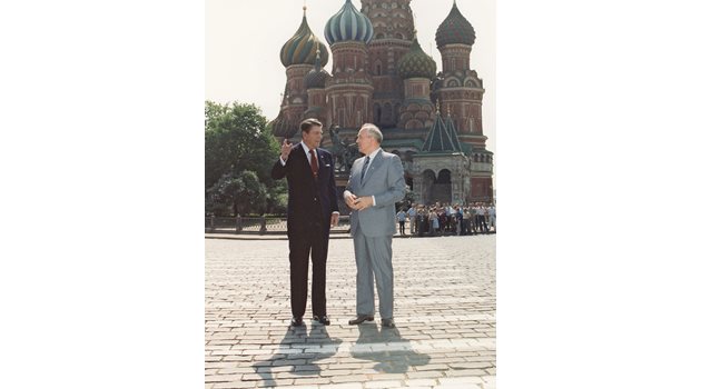  Голямата цел на американския президент Роналд Рейгън е да  надхитри Горбачов и да срине Империята на злото. 