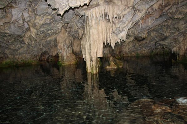Причудливи форми и ефирна светлина посрещат посетителите на подземните езера във Влихада.
СНИМКИ: ИВА ЦИГУЛАРОВА