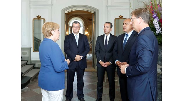 Ангела Меркел разговаря с Тихомир Орешкович, Кристиан Керн, Бойко Борисов и Миро Черар (от ляво на дясно) в резиденцията край Берлин.