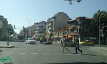 Кола помете моторист на кръстовище в Пловдив