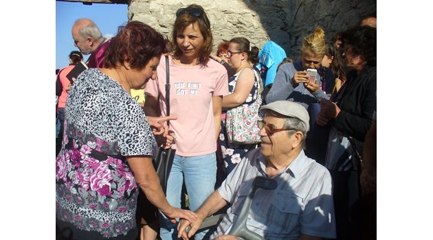90-годишният Стойко Стойков /седналият/ е син на поп Драган Стойков, последният свещеник, служил в потопената черква. Неговата венчавка на 28 април 1963 г. била последното служение в храма преди владиката Киприан да поднови днес църковните служби в него.
