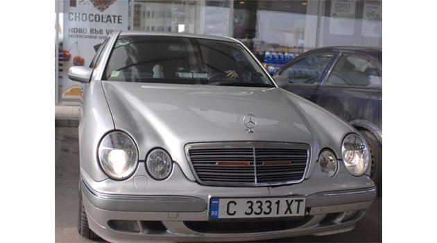 РЕСУРСИ: Борислав Борисов ползва автомобил на УНСС вместо кола на НСО като съветник на президента. 
