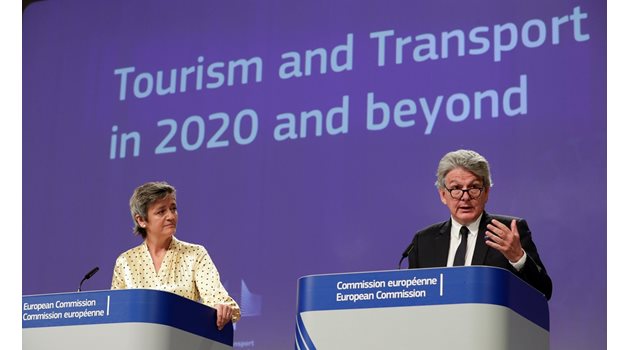 Представителите на ЕК Маргрете Вестагер и Тиери Бретон представят препоръките за пътувания и почивки.