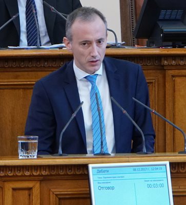 Министър Красимир Вълчев обясни идеите на МОН за дистанционното обучение.