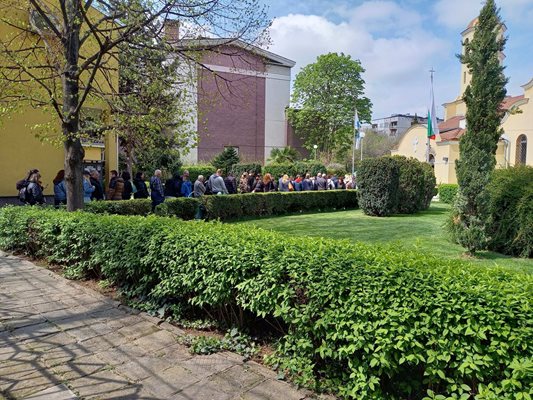 Хората търпеливо чакат пред църквата "Свето Троица" в Пловдив.