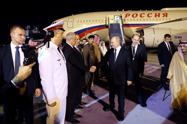 Путин пристига на летището в Рияд. Снимка РОЙТЕРС