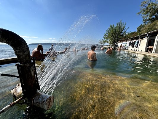 Лековитата вода в басейна на крайбрежната алея тече и от няколко душа, посетителите са къпят на воля, а на изпроводяк си пълнят от нея за вкъщи.