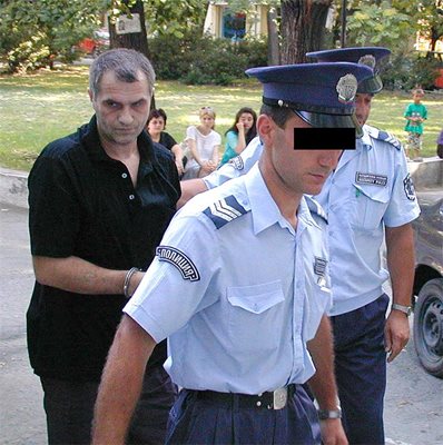 Водят Радулов под строга полицейска охрана.