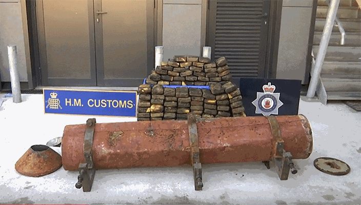 Трафиканти натъпкват 108 кг кокаин в торпедото