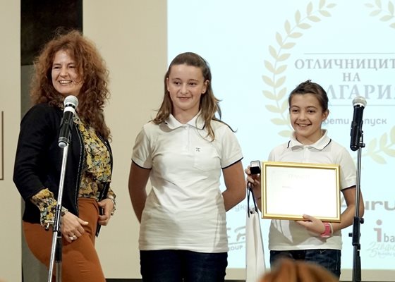 Златните сестри в математиката с медали от турнира на шампионите