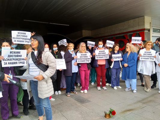 Медицински специалисти от болницата в Добрич протестират шести ден пред лечебното заведение. Снимка:Авторът