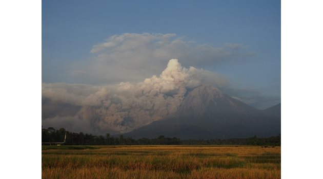 Вулканът Семеру изригна вчера сутринта СНИМКА: Ройтерс