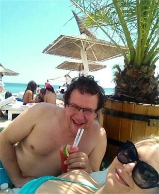 Веско Ешкенази се снима сам на почивката си на морето и пусна кадъра във фейсбук.