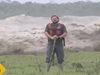 Приливна вълна едва не удави бразилски тв водещ по време на ефир (видео)