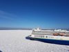 Ферибот с над 200 пътници е скован в лед край Канада