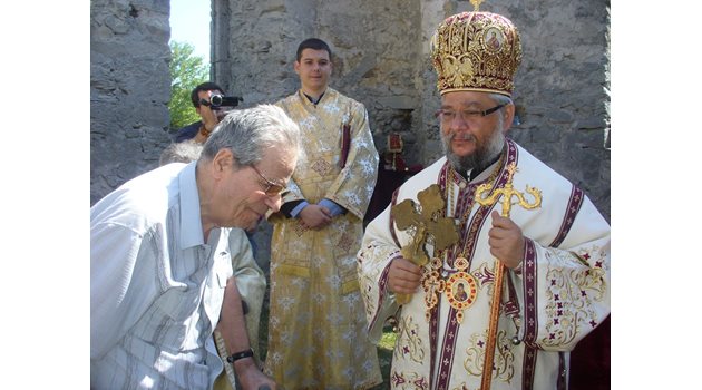 Дядо Киприан благослови днес 90-годишния Стойко Стойков, син на поп Драган Стойков, последния свещеник, служил в храма на заличеното от картата село Запалня.