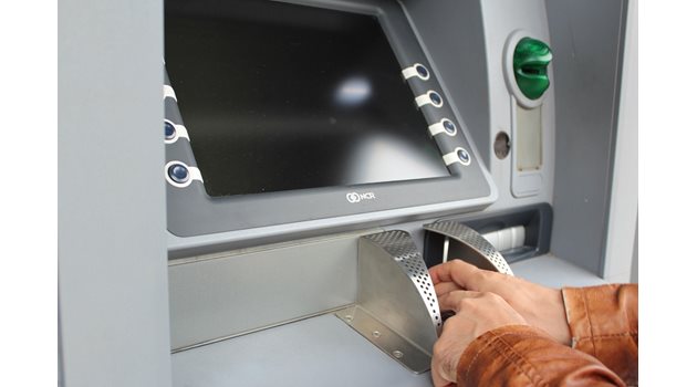 Закон - пред теб винаги има човек, който вижда банкомат за първи път