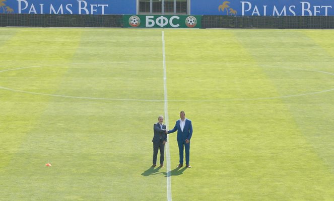 Изпълнителният директор на „ПФК Левски“ Павел Колев и Лъчезар Петров. Снимка официален сайт на клуба