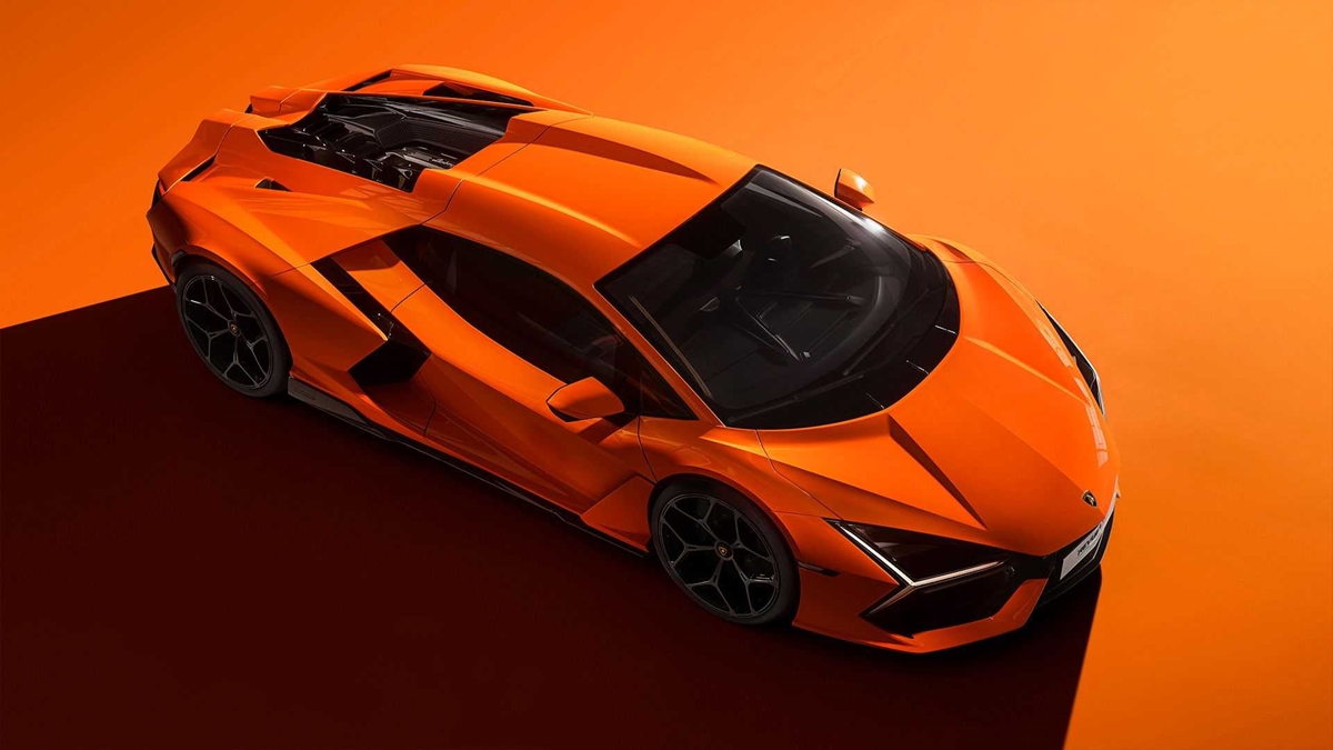 Суперхибридът Lamborghini Revuelto е наследникът на Aventador