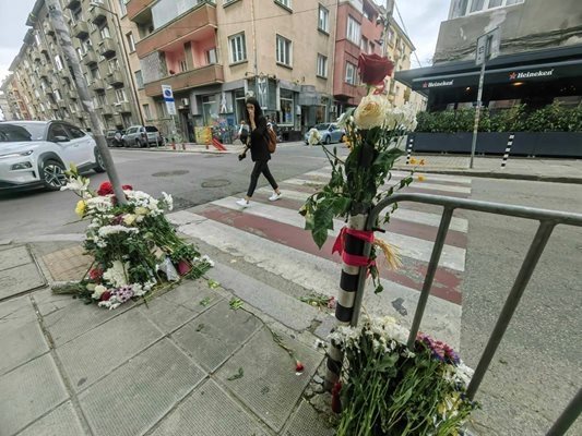 Цветя на пешеходната пътека на ул. Гурко, на която пиян шофьор уби 15-годишно момче в София. Снимка: Георги Кюрпанов - Генк