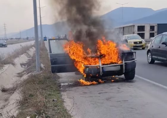 Джип  изгоря на пътя между Пловдив и Асеновград Кадър: Фейсбук/ Костадин Плачков