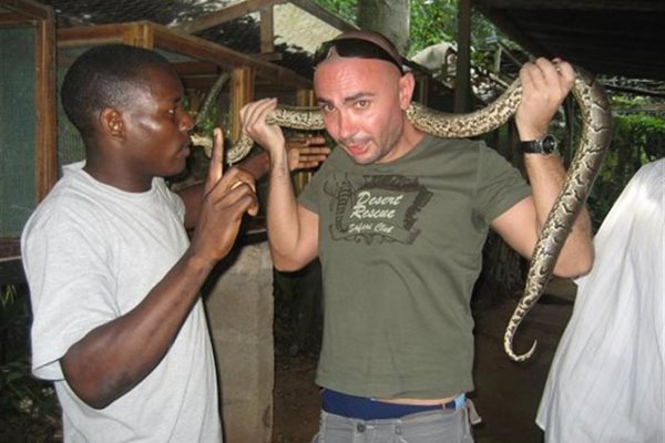 Кения: Снимките с гигантската костенурка и змията са от най-голямата ферма за крокодили. Срещу 1 долар негрите вадели от терариума която змия си посочиш, дори и отровна. “Сигурността там не е на много високо ниво”, казва Петров.

