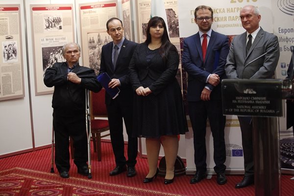 Момент от церемонията. Отляво надясно са другият лауреат Иван Николов, евродепутатът Андрей Ковачев и зам.-шефът на парламента Димитър Главчев.