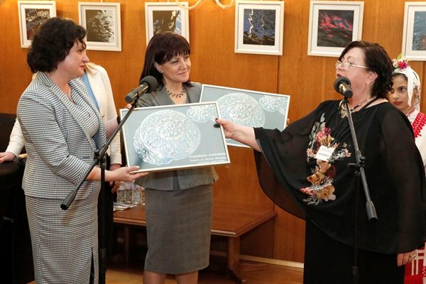 Златка Ставрева /вдясно/ връчва подаръци на председателя на НС Цвета Караянчева и депутатът Ивелина Василева.