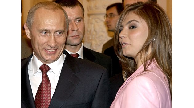 Алина Кабаева и Владимир Путин по време на събитие
СНИМКА: РОЙТЕРС